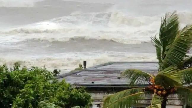 জাওয়াদের প্রভাবে কলাপাড়ায় গুঁড়িগুঁড়ি বৃষ্টি