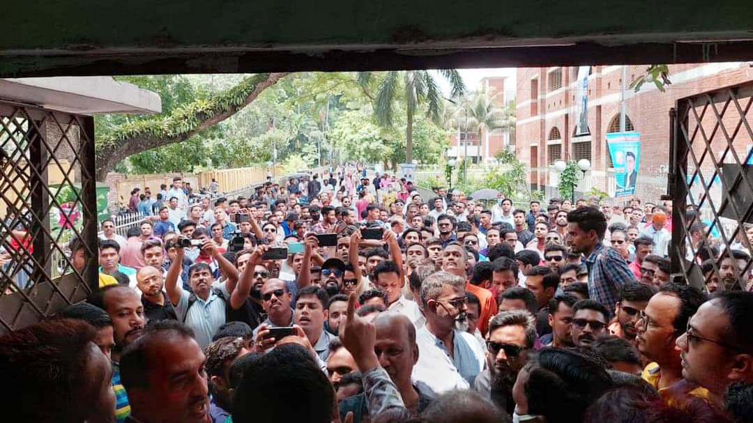 মানিকগঞ্জে পুলিশের বাধা উপেক্ষা করে বিএনপির সমাবেশ