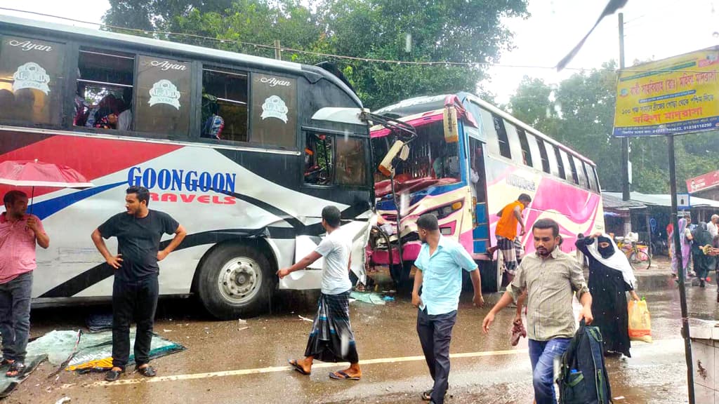 যাত্রীবাহী দুই বাসের মুখোমুখি সংঘর্ষে নিহত ১, আহত ২০