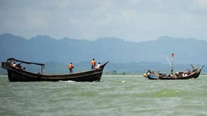 সেন্টমার্টিনগামী যাত্রীবাহী ট্রলারের ইঞ্জিন বিকল, চরে আটকে গেছে উদ্ধারকারী ট্রলারও