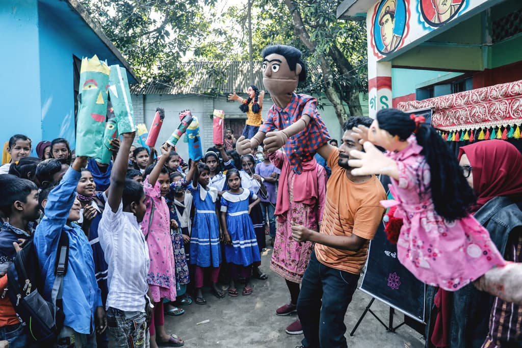 পথে পথে ঘুরে বিনোদন ও শিক্ষা বিলায় কাকতাড়ুয়া