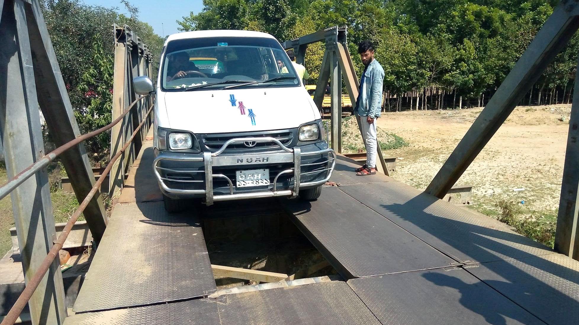 এবার ভেঙেছে সেতুর প্লেট বন্ধ হয়েছে যান চলাচল