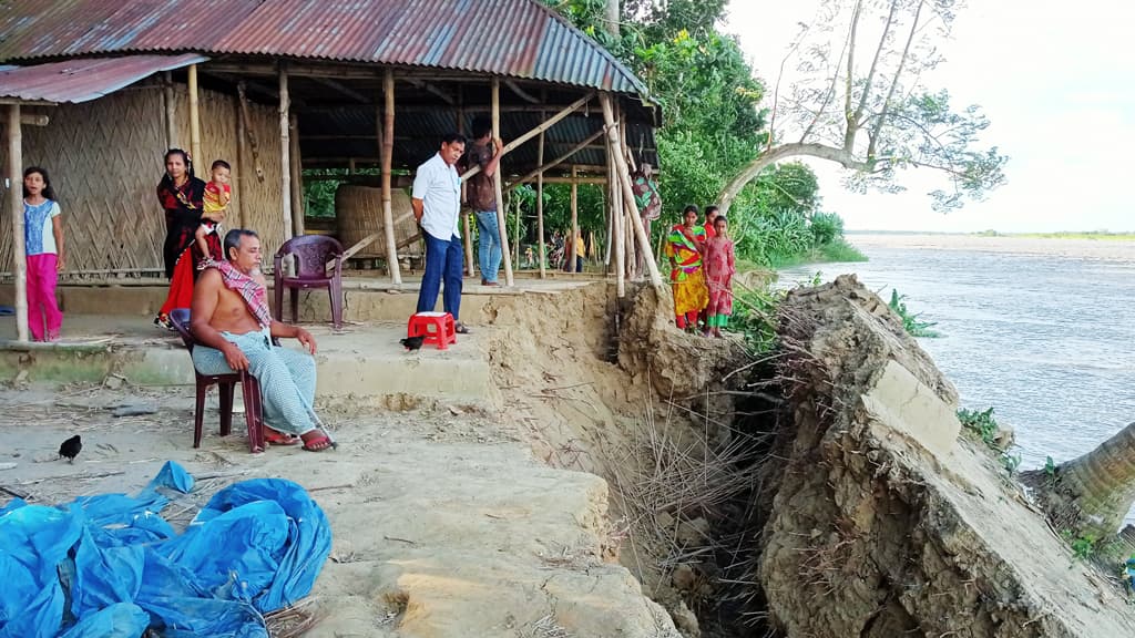 ভাঙনের আতঙ্কে মানুষ