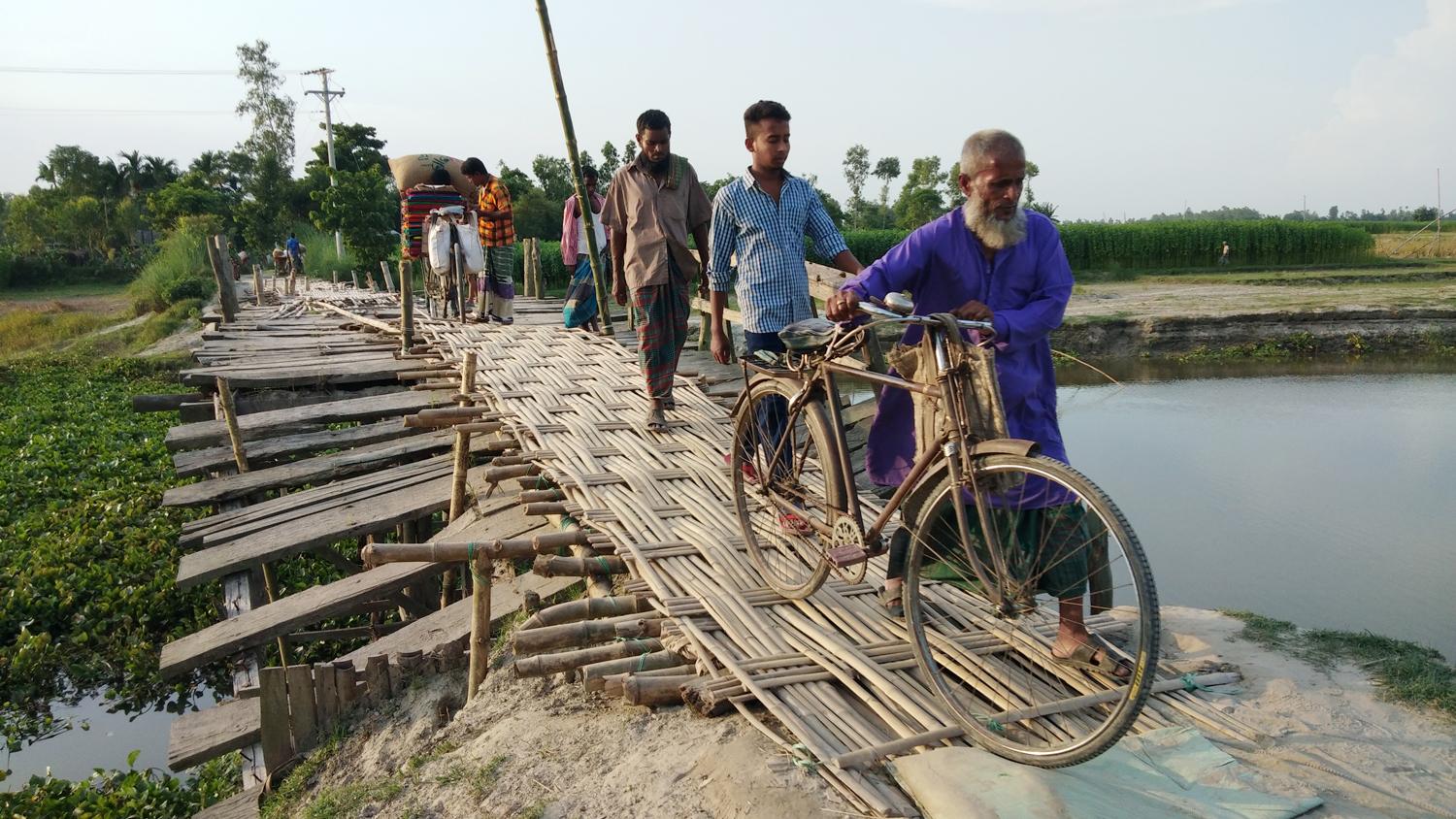 সুন্দরগঞ্জে নড়বড়ে সাঁকোই ১৩ গ্রামের মানুষের ভরসা