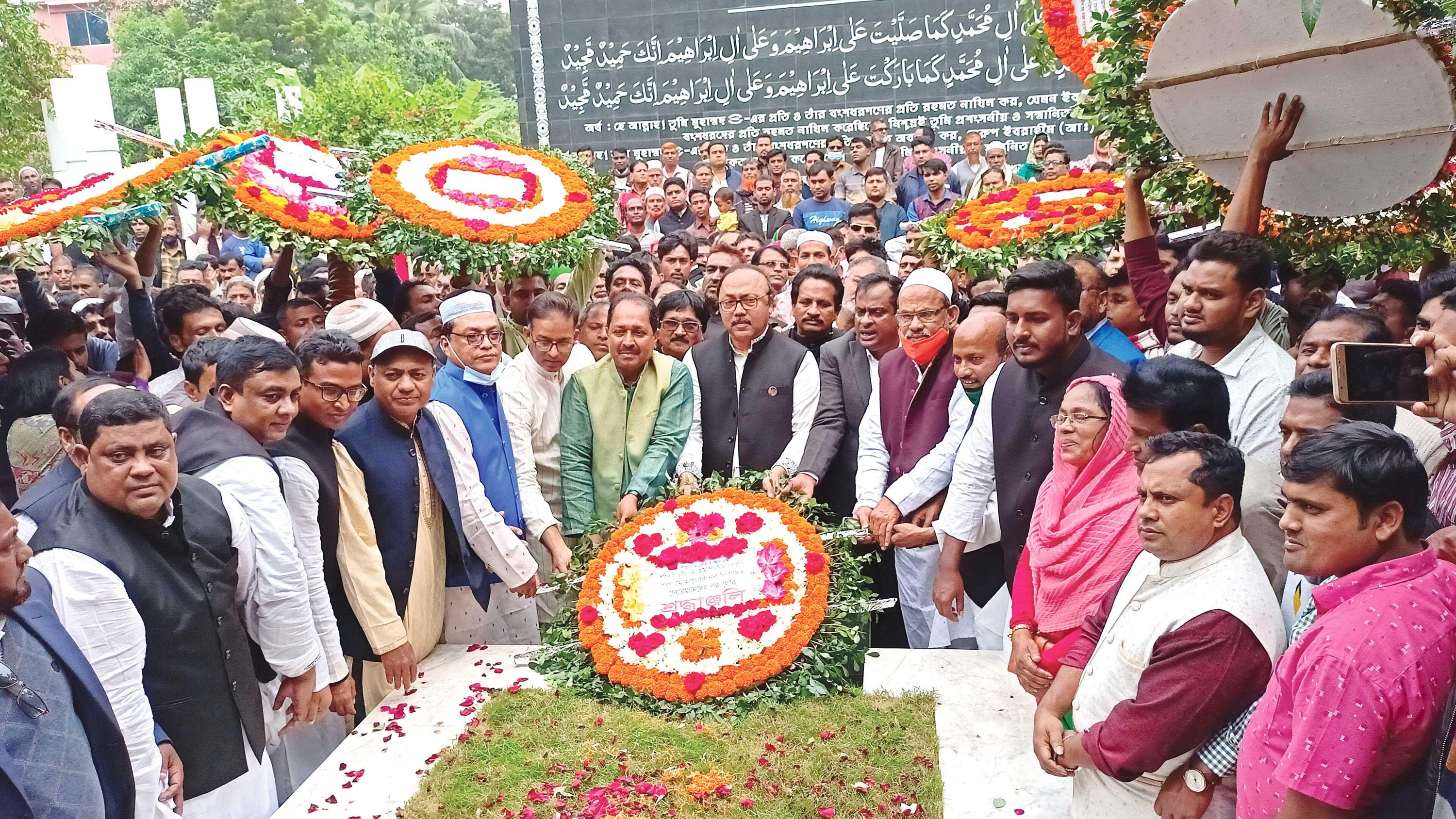 শহীদ কামারুজ্জামানের সমাধিতে শ্রদ্ধা  চেয়ারম্যানদের