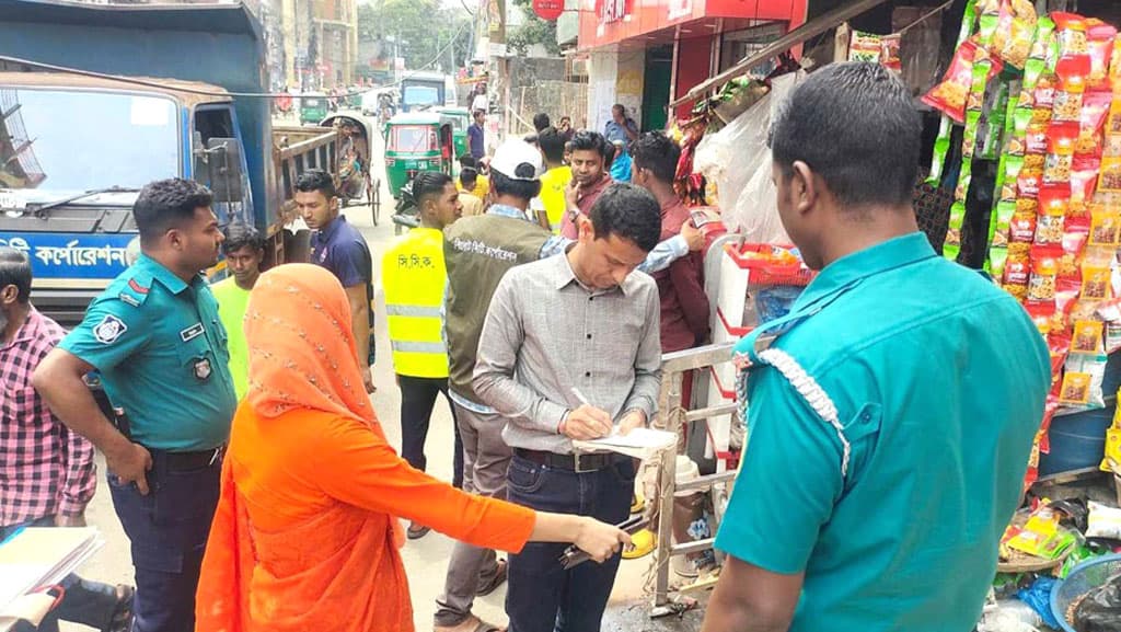 সিলেটে অবৈধভাবে ফুটপাত দখলকারীদের সিসিকের জরিমানা