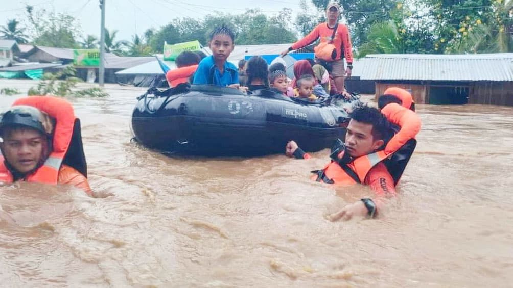 ফিলিপাইনে বন্যা ও ভূমিধসে মৃত্যু বেড়ে ৯৮ 