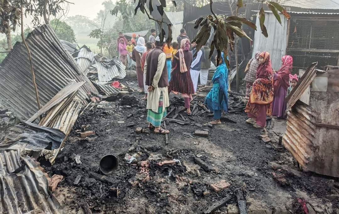 হোমনায় আগুনে পুড়ল ৩ বসতঘর