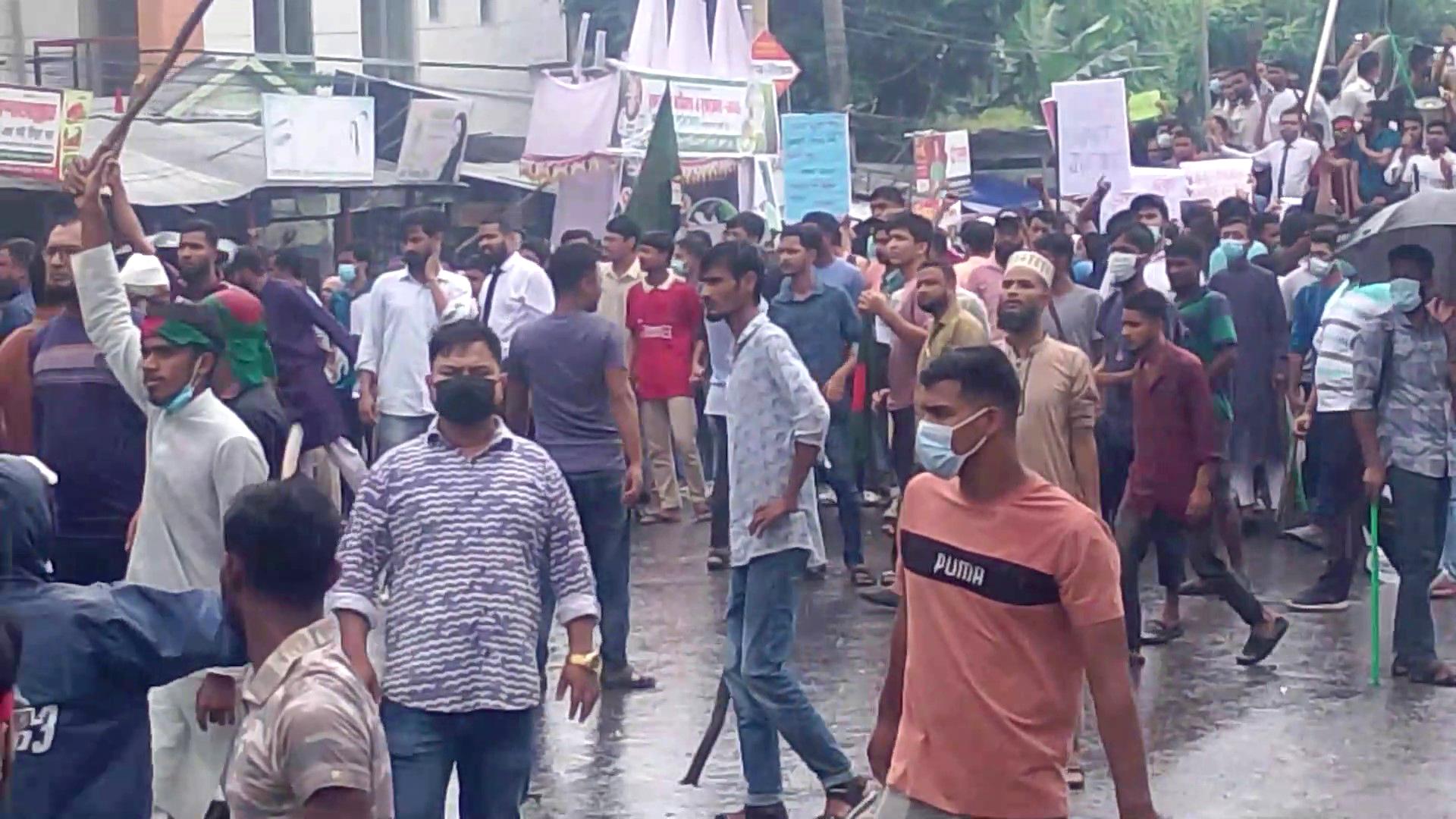 লক্ষ্মীপুরে আন্দোলনকারীদের সঙ্গে আ.লীগের সংঘর্ষ, ৫ জন গুলিবিদ্ধসহ আহত ৫০ 