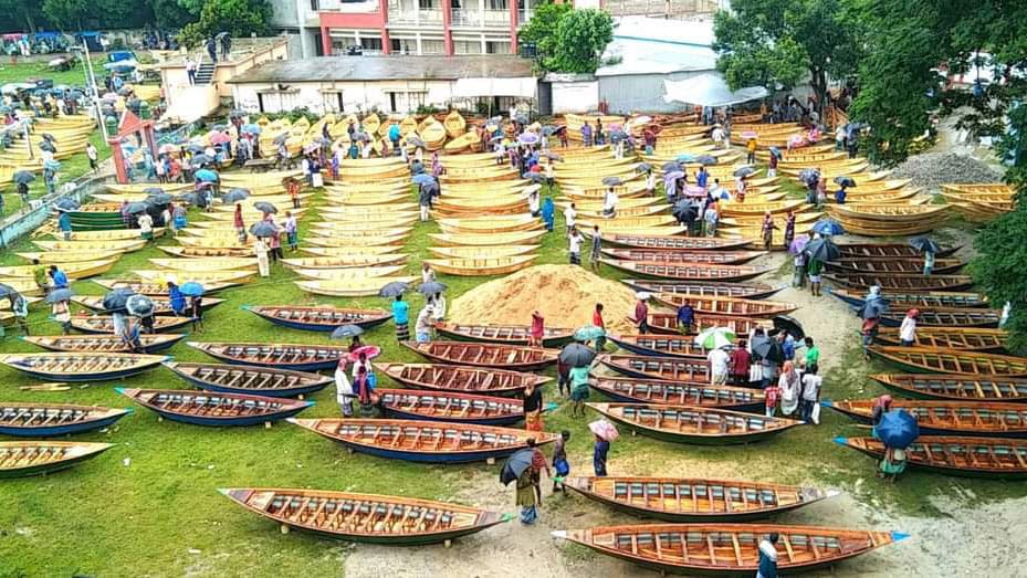 প্রতি হাটে বিক্রি হয় ১০ লাখ টাকার নৌকা