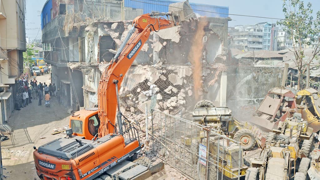 কর্ণফুলী নদীর তীরে অবৈধ স্থাপনা উচ্ছেদে অভিযান