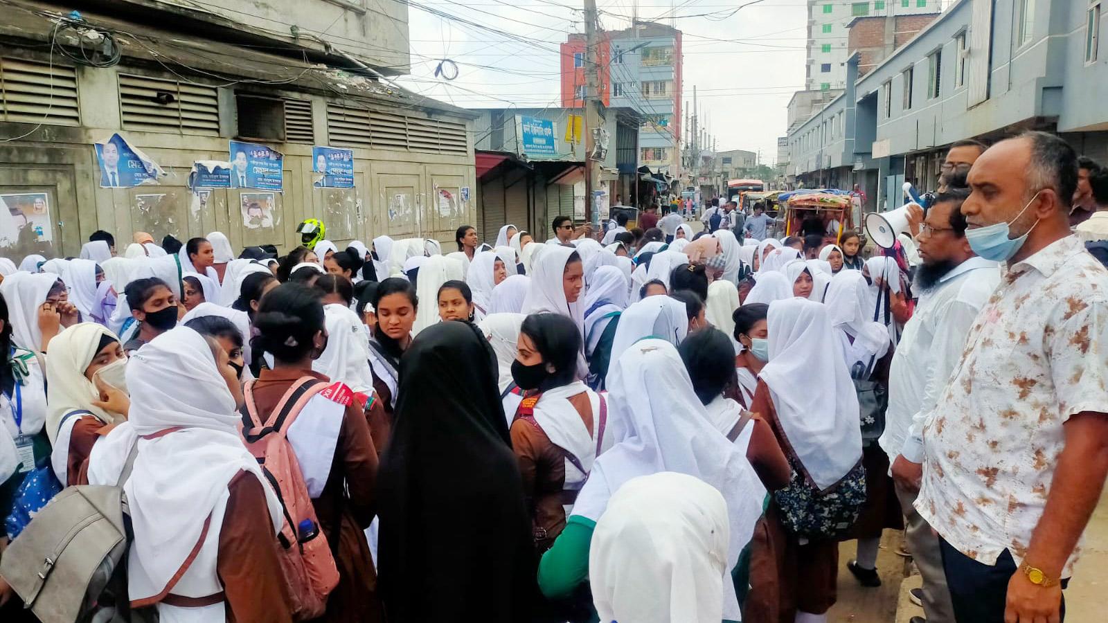 টঙ্গীতে বাসচাপায় স্কুলছাত্রীর মৃত্যু, সড়ক অবরোধ