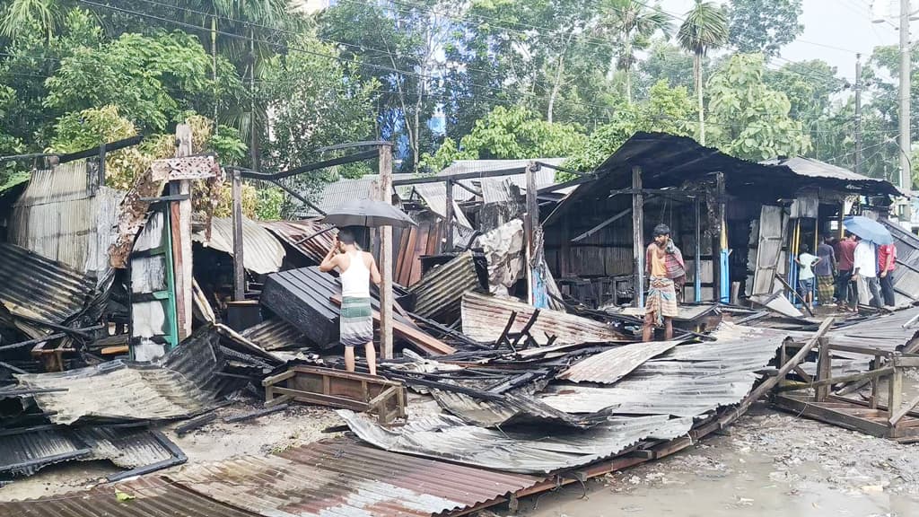 ফরিদগঞ্জে অগ্নিকাণ্ডে ৫ ব্যবসাপ্রতিষ্ঠান পুড়ে ছাই