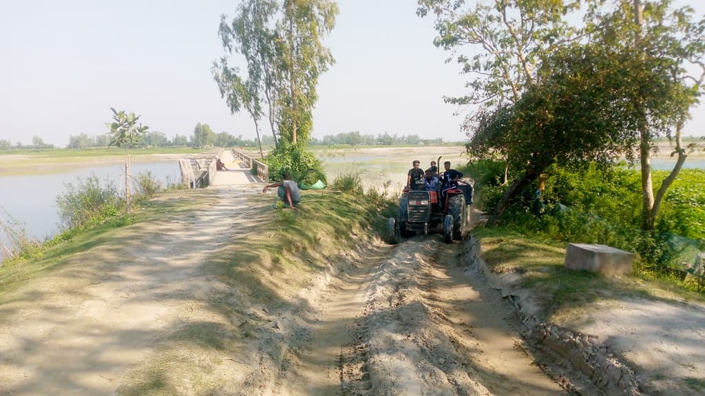 সংযোগ সড়ক কেটে বালু উত্তোলন, হুমকিতে স্পার