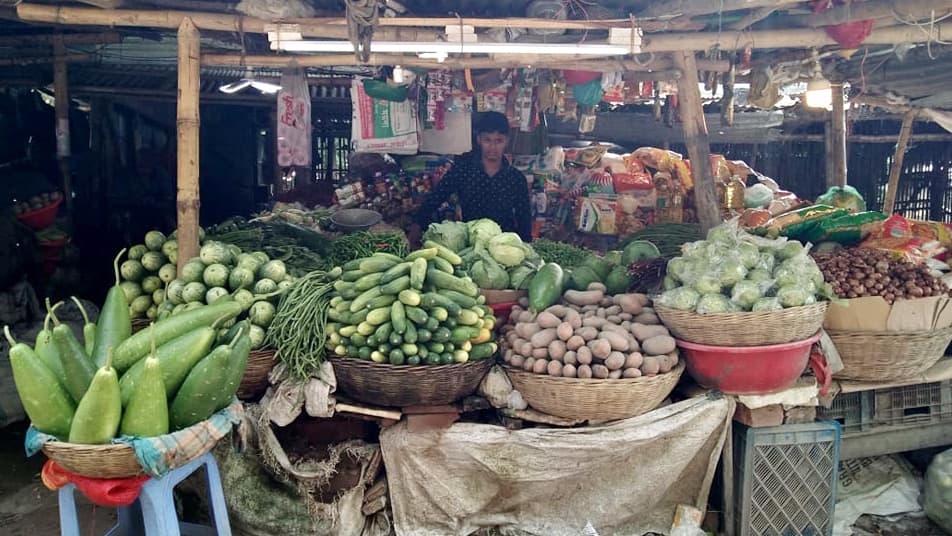 সবজি কিনতে হিমশিম ক্রেতা