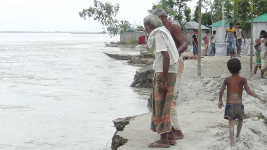 ঢলে ভাঙন, পানিবন্দী মানুষ