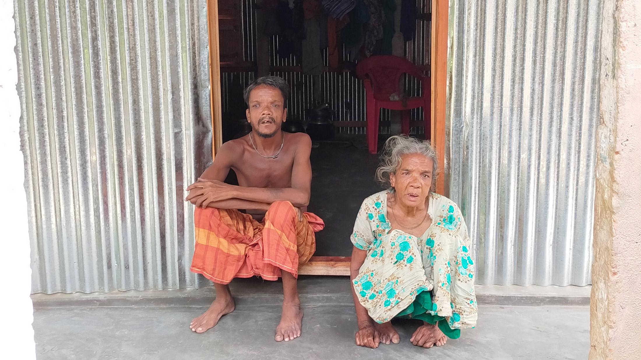 ‘পাহা ঘর দেছেন, এবার এট্টা সৌরবি দেন’