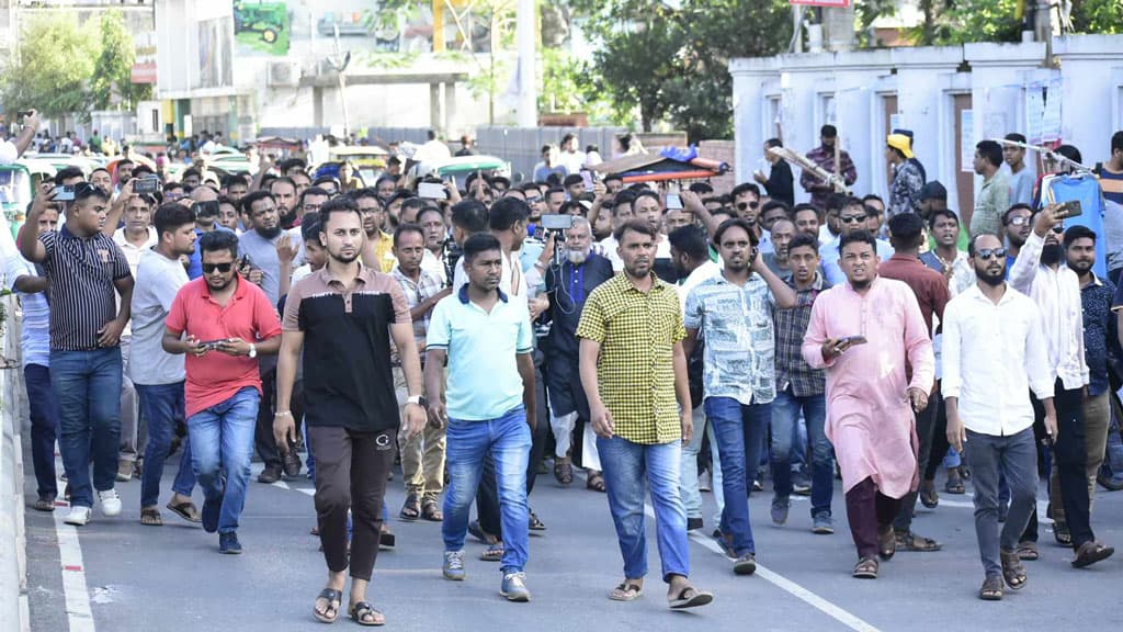 ঢাকায় হামলার প্রতিবাদে সিলেটে বিএনপির ঝটিকা মিছিল