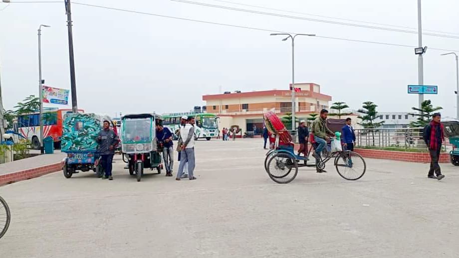 সংঘর্ষের জেরে বাস চলাচল বন্ধ