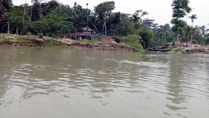 জব্দ করা ‘অবৈধ’ ড্রেজার-জাহাজ ছেড়ে দেওয়ার অভিযোগ নৌ-পুলিশের বিরুদ্ধে