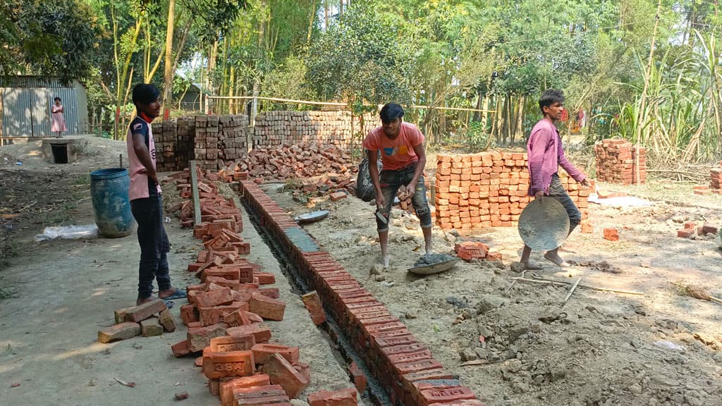 রায়পুরায় সরকারি রাস্তার ইটে তৈরি হচ্ছে ব্যক্তিগত ঘর