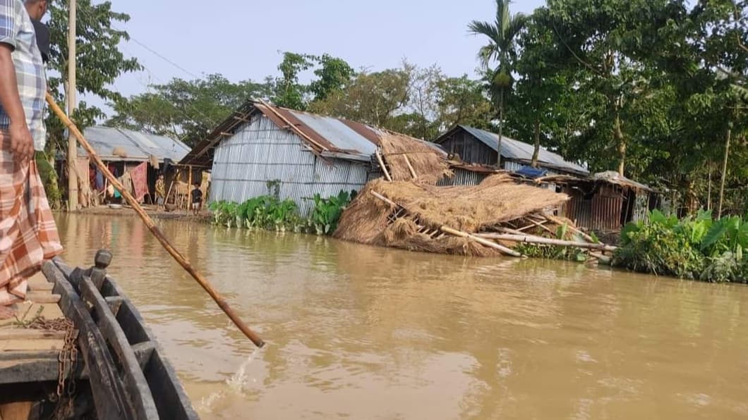 পর্যাপ্ত ত্রাণ পাচ্ছে না বানভাসিরা