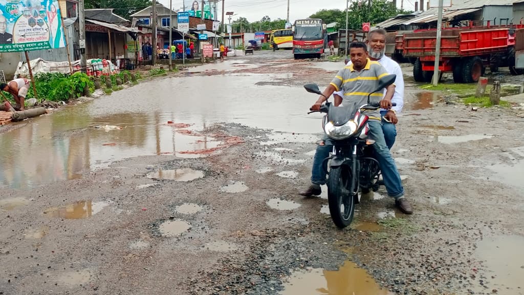 কুয়াকাটায় যাতায়াতের সড়ক বেহাল, ভোগান্তিতে মানুষ