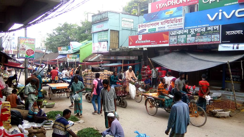 সড়কের ওপরই বসছে হাট, যানজট