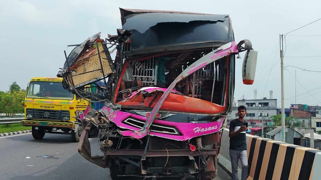 শিবচরে এক বাসকে অপর বাসের ধাক্কা, সড়কে দাঁড়িয়ে থাকা ট্রাকচালক নিহত