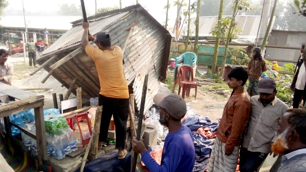 কামারখন্দে রেলওয়ে স্টেশনের অবৈধ দোকানপাট উচ্ছেদ