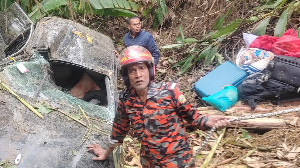 আলীকদমে গাড়ি উল্টে ২০০ ফুট গভীর খাদে, সপরিবারে আহত স্বাস্থ্য কর্মকর্তা