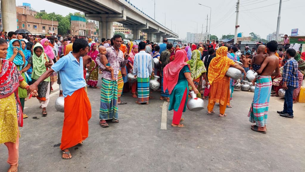 মিরপুরে পানির দাবিতে সড়ক অবরোধ, সরিয়ে দিল পুলিশ