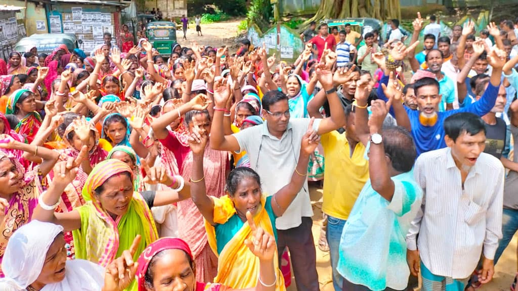 শ্রীমঙ্গলে মজুরির দাবিতে কাজ বন্ধ রেখে চা-শ্রমিকদের আন্দোলন