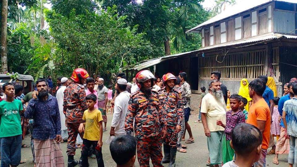 রহস্যময় আগুনে পুড়ছে গ্রাম, আতঙ্কে এলাকাবাসী