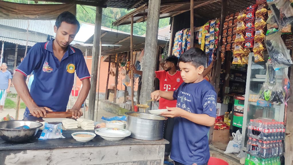 চতুর্থ শ্রেণির শিক্ষার্থী সিফাতের ছোট্ট কাঁধে সংসারের দায়িত্ব