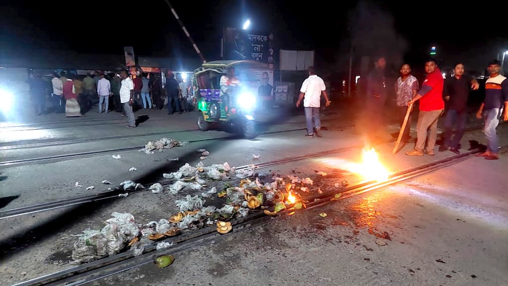 ঈশ্বরদীতে রেললাইনে আগুন–গাড়ি ভাঙচুর, যুবলীগের ধাওয়া