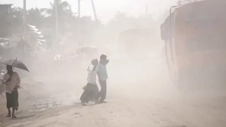 ফের বায়ুদূষণে শীর্ষে ঢাকা