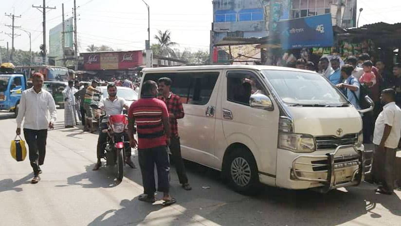 মহিপালে দ্বিগুণ ভাড়ায় বহুগুণ ভোগান্তি