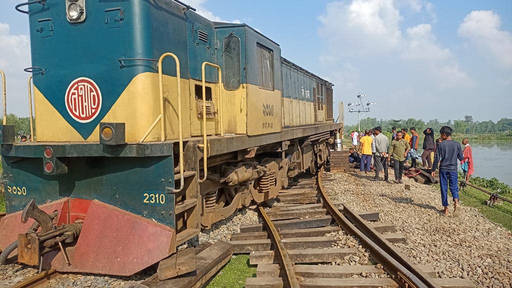 কাউনিয়ায় ট্রেনের ২ বগিসহ ইঞ্জিন লাইনচ্যুত