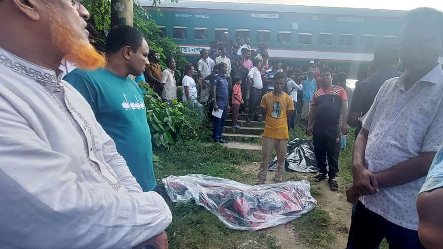 রেলব্রিজে হাঁটাহাঁটি, ট্রেনে কাটা পড়ে প্রাণ গেল ২ শিক্ষার্থীর