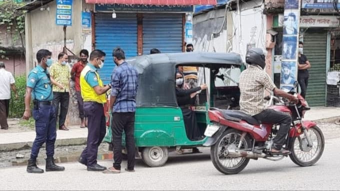 সিলেট নগরে ট্রাফিক পুলিশের অভিযানে ১০৩ লাইসেন্সবিহীন গাড়ি জব্দ