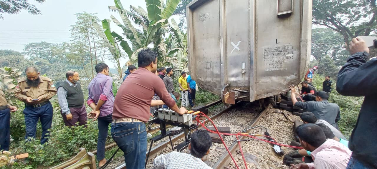 আড়াই ঘণ্টা পর ময়মনসিংহ-চট্টগ্রামের ট্রেন চলাচল শুরু