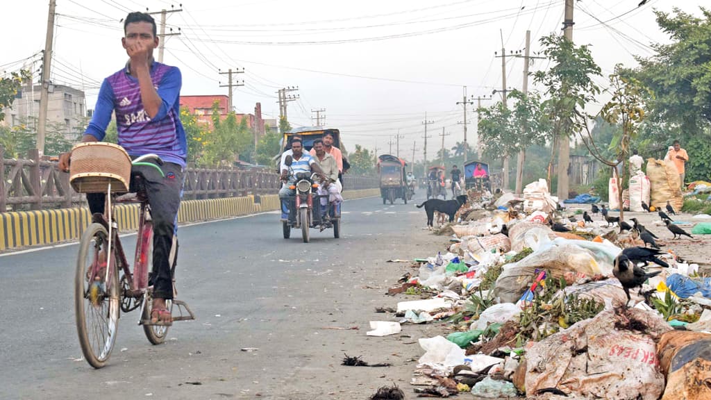 সুন্দর সড়কে ময়লার স্তূপ