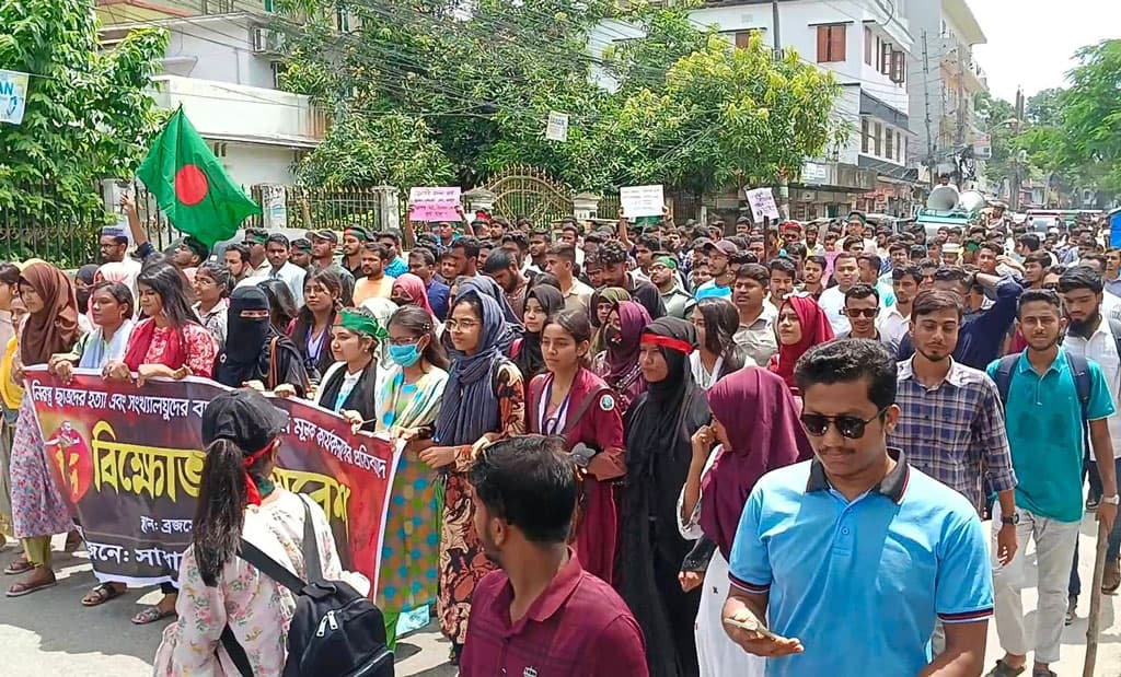 ছাত্র-জনতা হত্যার প্রতিবাদে বরিশালে শিক্ষার্থীদের মহাসড়ক অবরোধ