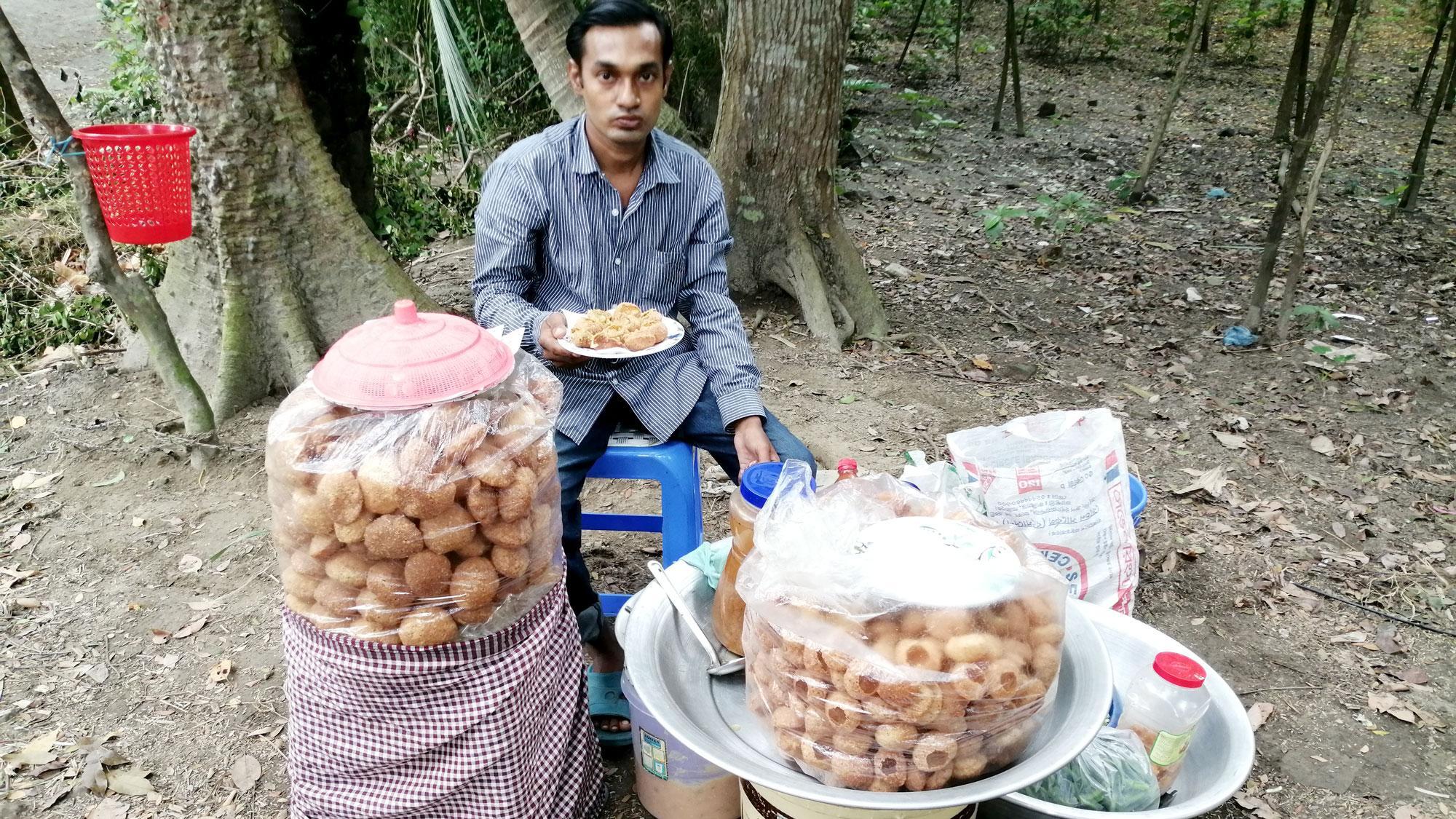 খুলেছে শিক্ষাপ্রতিষ্ঠান: সুদিনের আশায় ফুচকা-ভেলপুরি বিক্রেতারা