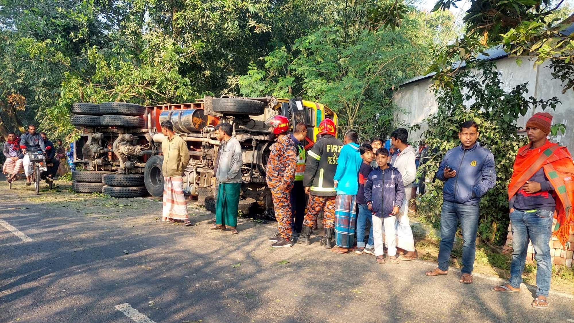 পাবনায় পৃথক সড়ক দুর্ঘটনায় নিহত ৩ 