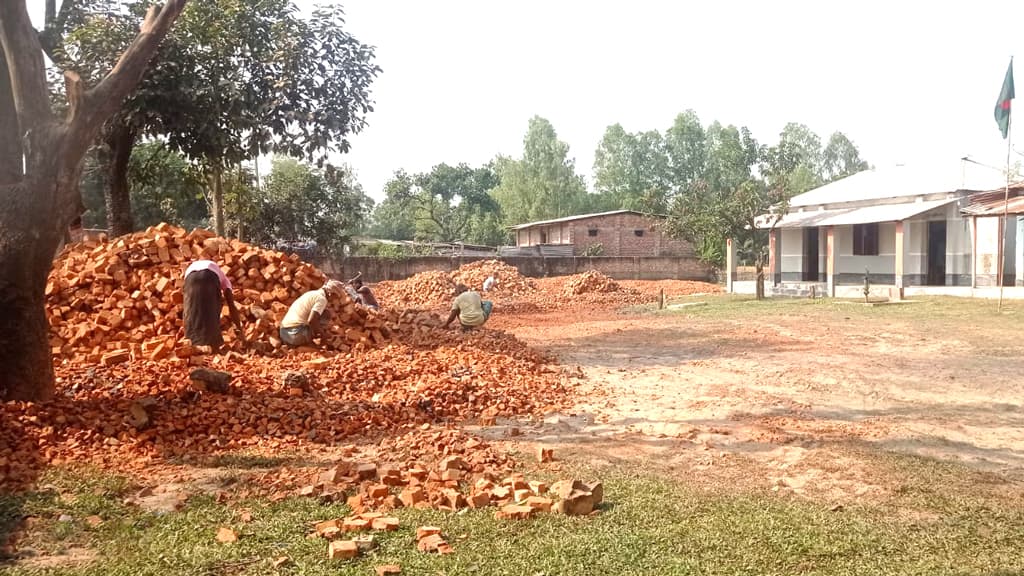 এক গাড়ি ইটের জন্য খেলাধুলার মাঠ হারাল মাদ্রাসা শিক্ষার্থীরা