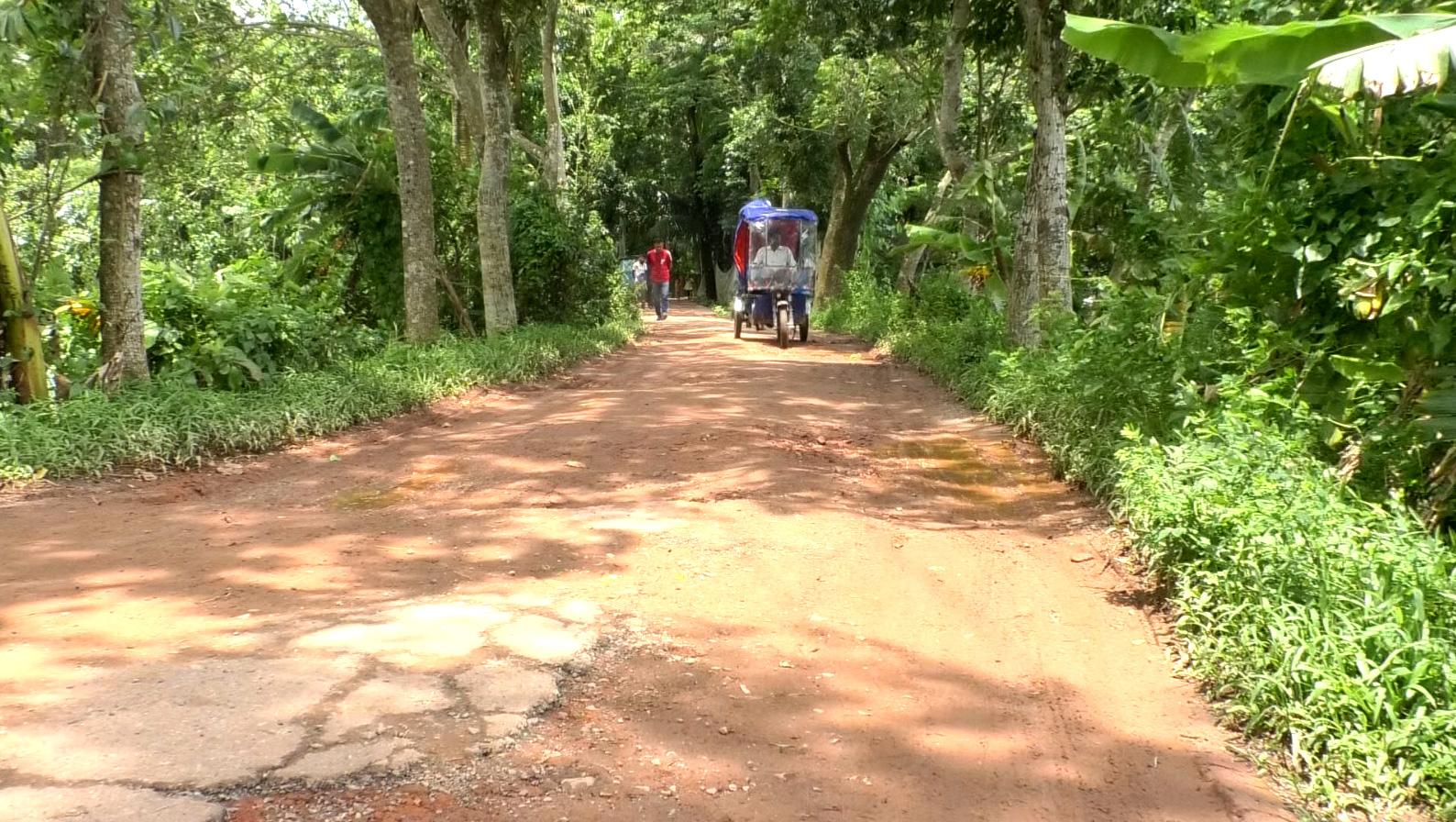 অনেক বছর ধরে সংস্কার হয় না ২ সড়ক, চলাচলে মানুষের ভোগান্তি