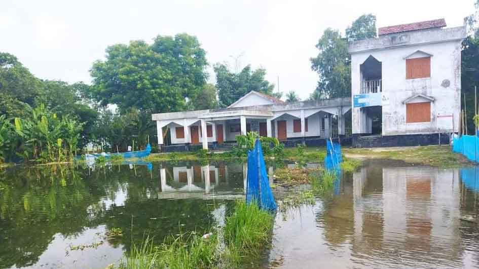 ইউনিয়ন পরিষদের সামনের সংযোগ সড়কে বন্যার পানি, ভোগান্তিতে মানুষ