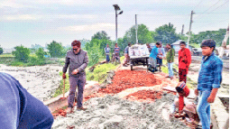 স্বেচ্ছাশ্রমে ক্ষতিগ্রস্ত রাস্তা সংস্কার